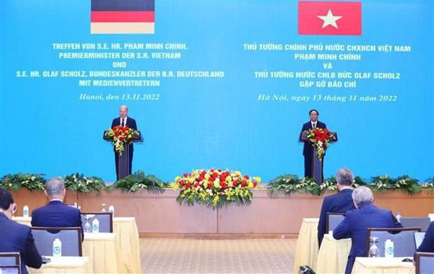 越南政府总理范明正和德国总理会见记者。