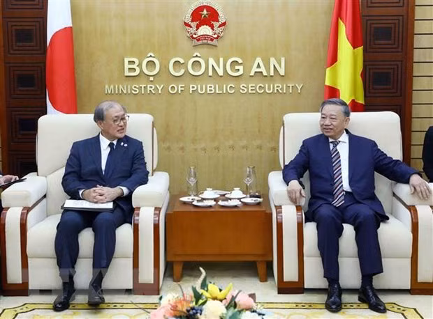 越共中央政治局委员、公安部部长苏林上将会见日本国家安全保障局长秋叶刚男。
