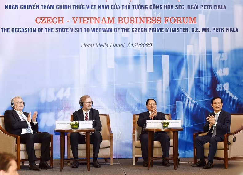 此次论坛旨在增进越捷两国之间的经贸与投资合作关系。 此次论坛旨在增进越捷两国之间的经贸与投资合作关系。
