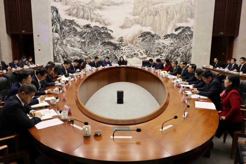 越南代表团与浙江省改革和发展委员会举行工作会议。