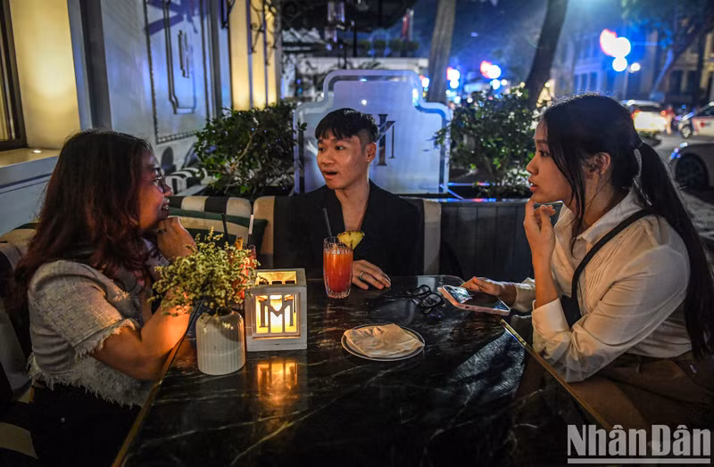 河内市民积极响应2023年“地球一小时”活动【组图】 ảnh 10 河内市民积极响应2023年“地球一小时”活动【组图】 ảnh 10