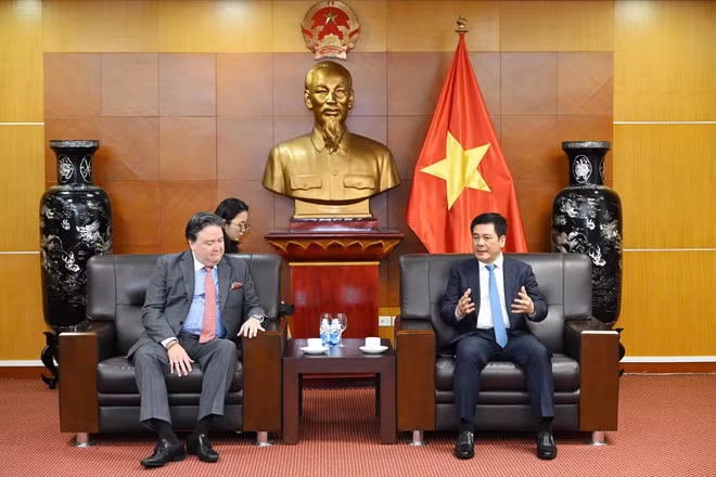 越南工贸部部长、政府对美互惠贸易协定谈判代表团团长阮鸿延与美国驻越南大使马克·纳珀。