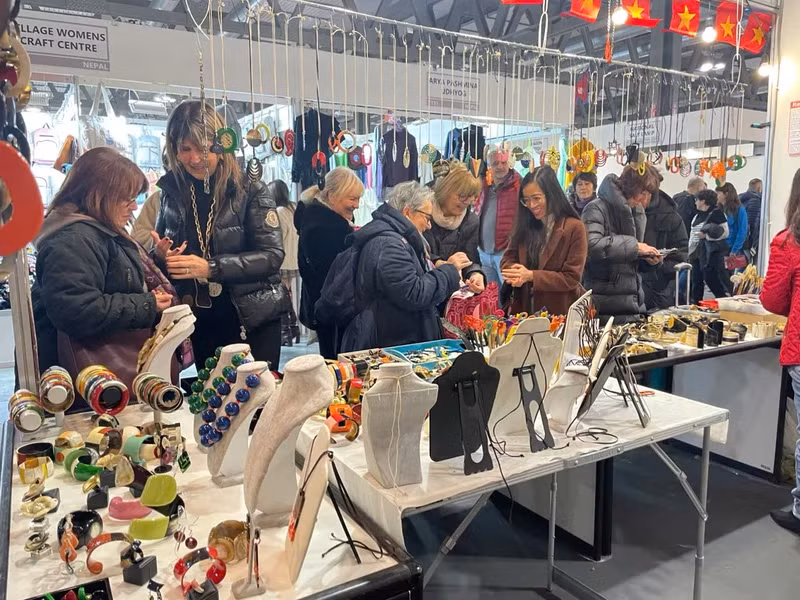 越南OCOP产品展位吸引许多国际观众参观。