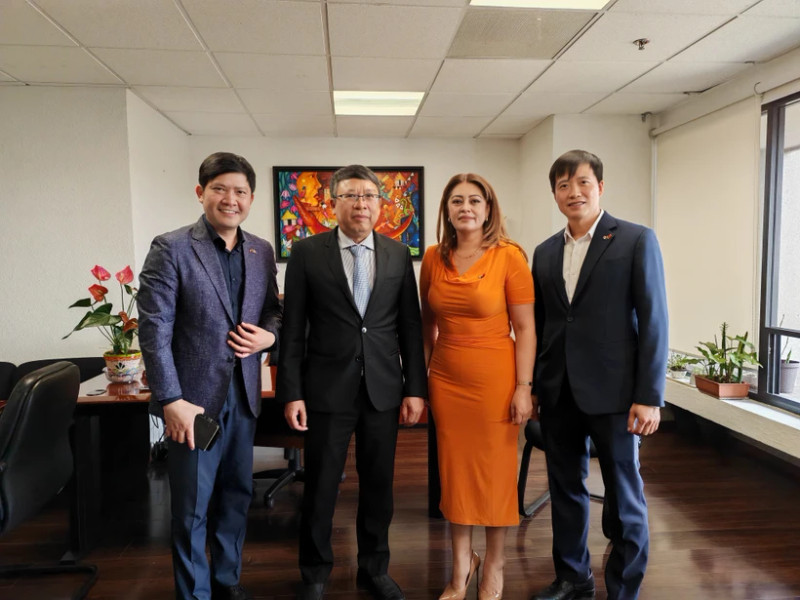 越南驻墨西哥大使阮文海与墨西哥—越南友好友好议员小组新任主席安娜·卡琳娜·罗霍·皮门特尔和代表们合影。