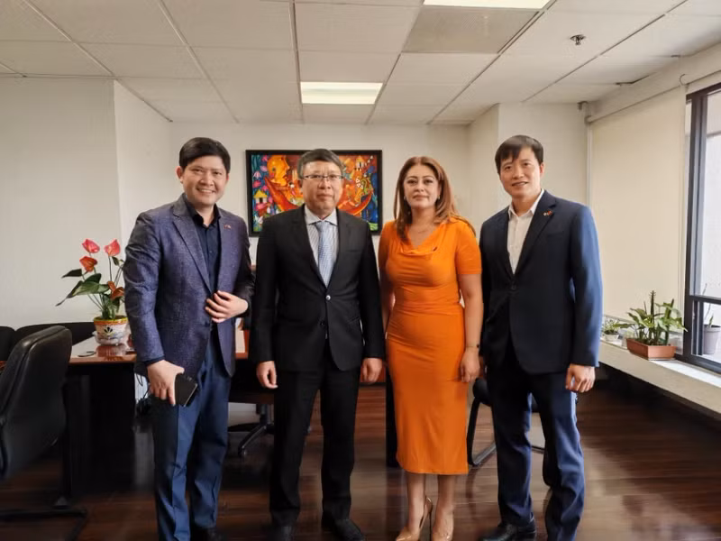 越南驻墨西哥大使阮文海与墨西哥—越南友好友好议员小组新任主席安娜·卡琳娜·罗霍·皮门特尔和代表们合影。