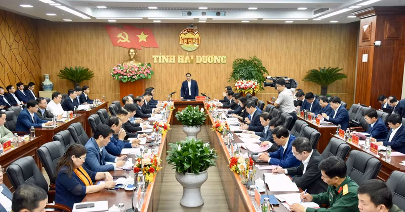越南政府总理范明正与海阳省委常委会举行工作会谈。（陈海 摄）