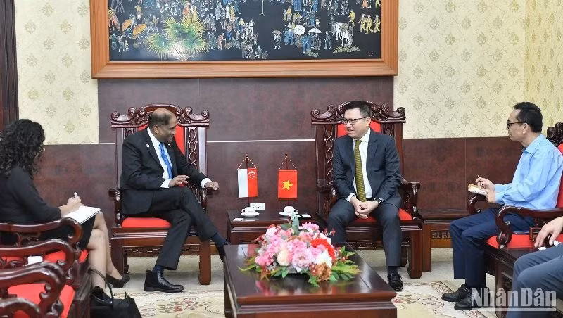 黎国明总编辑会见新加坡驻越南大使贾亚·拉特南。（登科 摄）