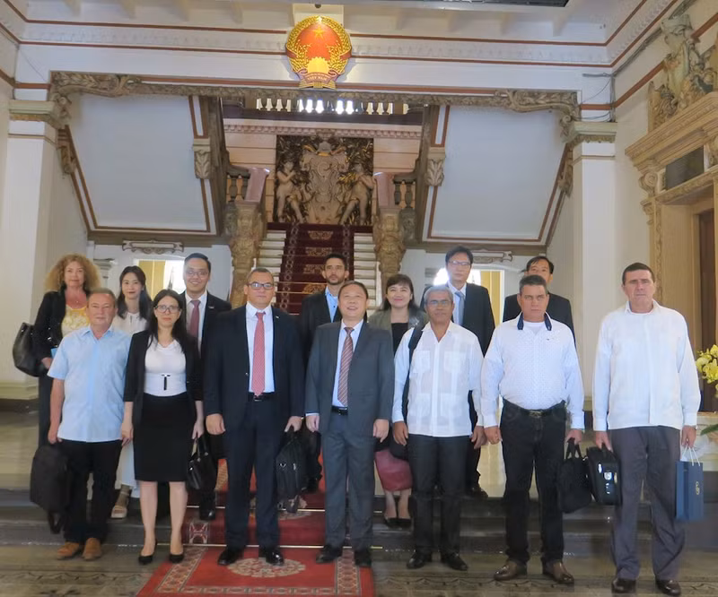 胡志明市人民委员会副主席杨英德与古巴农业部副部长哈查瓦瑞亚·伯穆胡德兹合影。