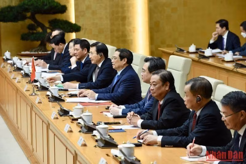 政府总理范明正与越南代表团成员。