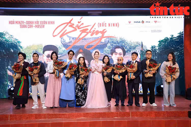 越南歌手和敏智（Hòa Minzy）的音乐短片《闪闪北宁》成功登上了全球网络热歌榜。