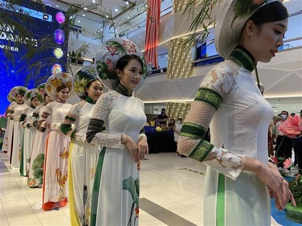 传统服装奥黛走秀活动。