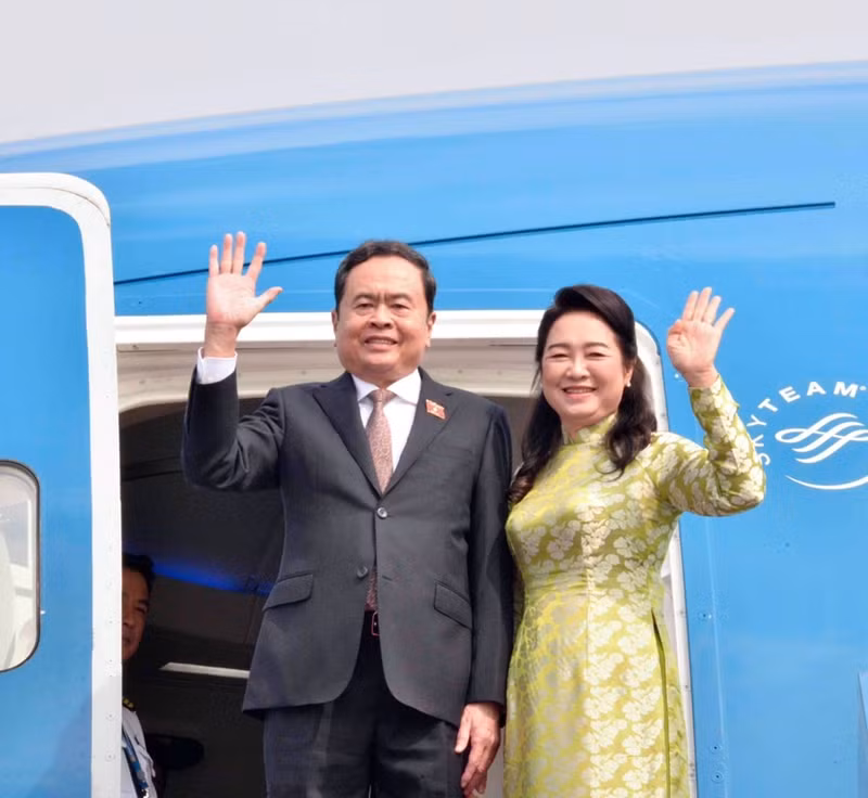 越南国会主席陈青敏和夫人启程对新加坡和日本进行正式访问。