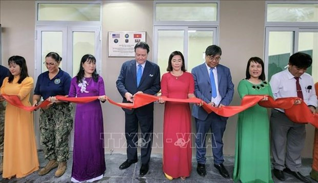 美国驻越南大使马克•纳珀和富安省领导代表出席新教室揭牌仪式。