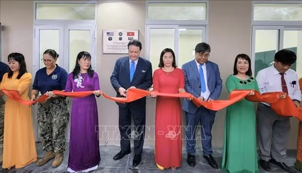 美国驻越南大使马克•纳珀和富安省领导代表出席新教室揭牌仪式。