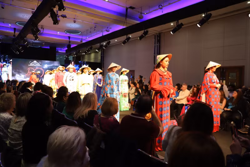 该奥黛系列以越南-英国色彩为主题，意在庆祝越英建交50周年。