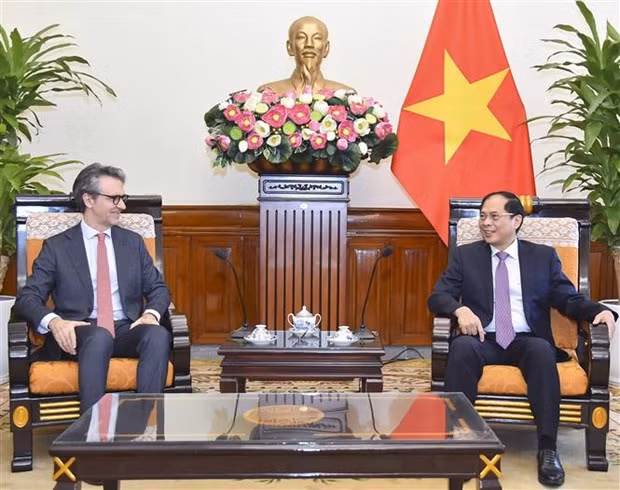 越南外交部长裴青山与欧盟驻越南代表团团长乔治•阿里贝蒂。