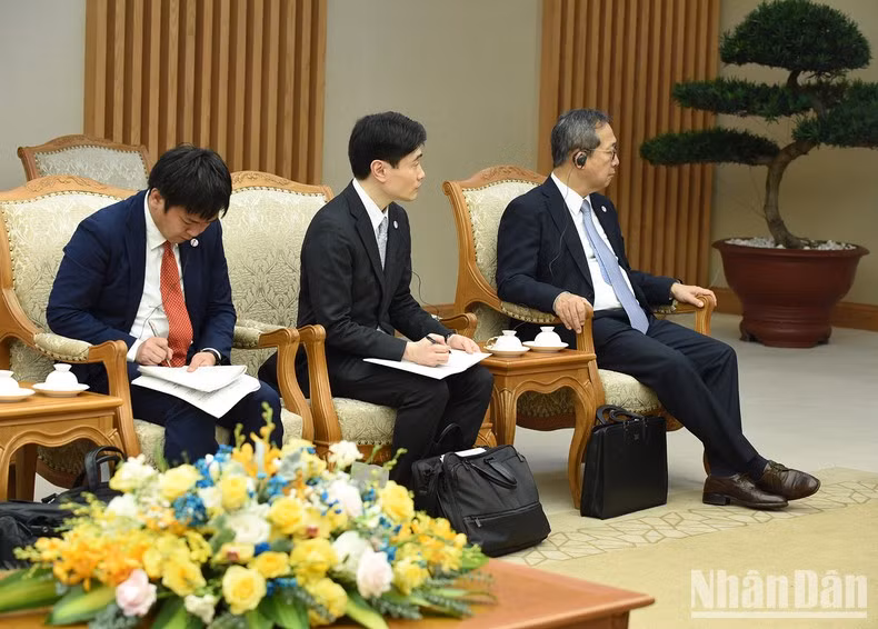 日本国家安全保障局长一行出席会见。