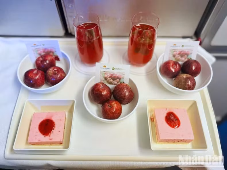 越航各条国内和国际航线上向旅客提供新鲜李子或李子茶饮料。