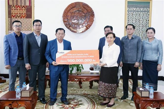 越南企业向老挝受灾影响的地方募捐资金。