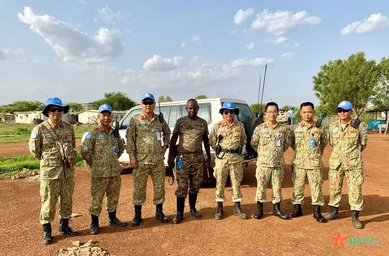 联阿安全部队工作组成员和一号工兵队配合执行任务。（图片来源：人民军队报）