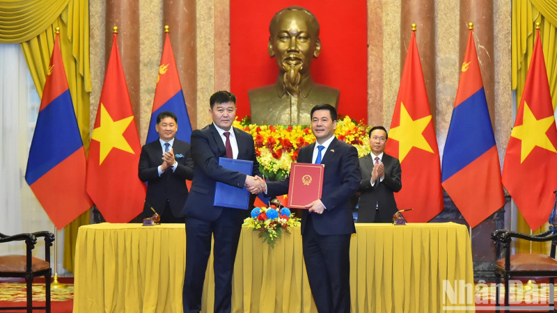 越南国家主席武文赏和蒙古国总统乌赫那·呼日勒苏赫见证越南工贸部和蒙古国食品、农业和轻工业部之间《可持续大米贸易谅解备忘录》签字仪式。（水原 摄）