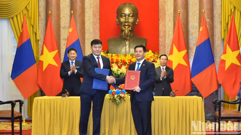 越南国家主席武文赏和蒙古国总统乌赫那·呼日勒苏赫见证越南工贸部和蒙古国食品、农业和轻工业部之间《可持续大米贸易谅解备忘录》签字仪式。（水原 摄）