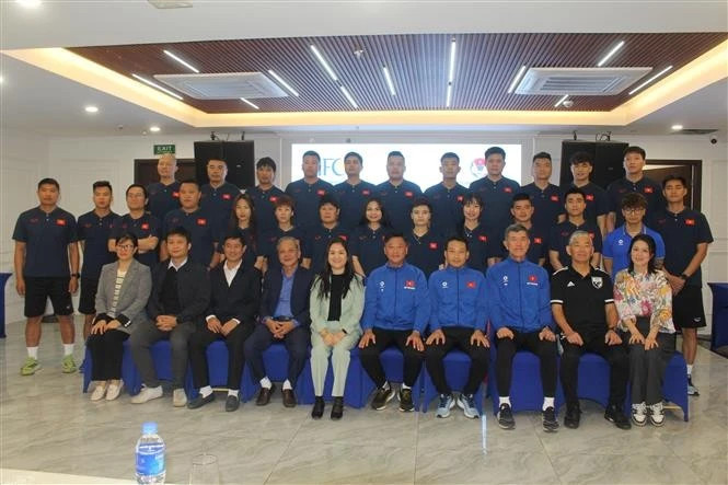 学员、讲师以及AFC、VFF代表在开幕式上合影。