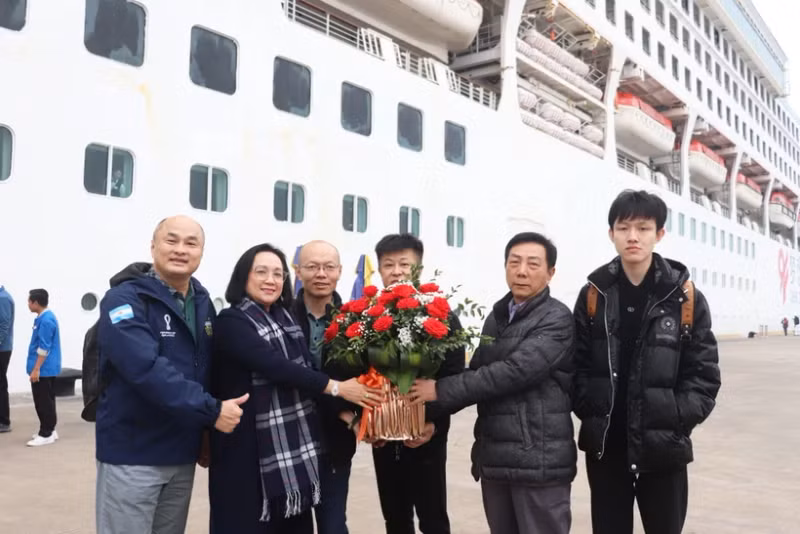 广宁省旅游厅领导人向国际游客送鲜花。