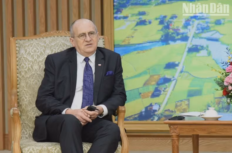 波兰外长兹比格涅夫·劳在会见中发表讲话。