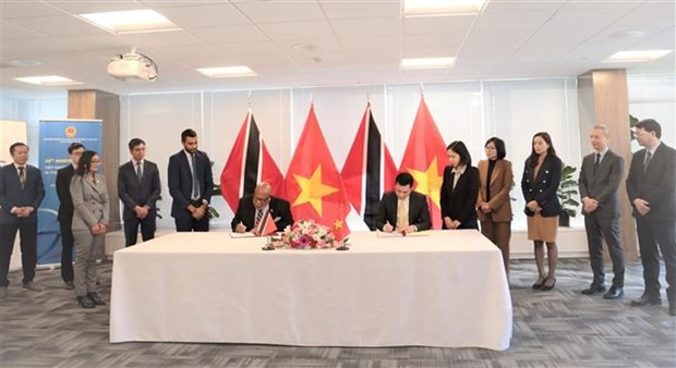 越南常驻联合国代表团团长邓黄江大使同特立尼达和多巴哥常驻联合国代表团团长丹尼斯·弗朗西斯·史密斯签署《越南社会主义共和国与特立尼达和多巴哥共和国建立外交关系联合公报》。