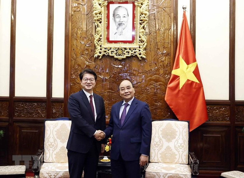 越南国家主席阮春福会见韩国联合通讯社社长成耆洪。（图片来源：越通社）