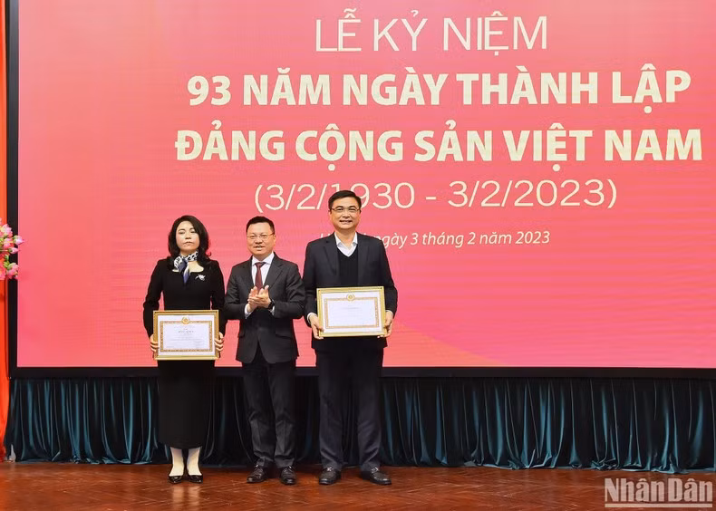 黎国明同志向连续5年出色完成任务的《人民报》党部的党员授予越共中央直属机关党委的奖状。