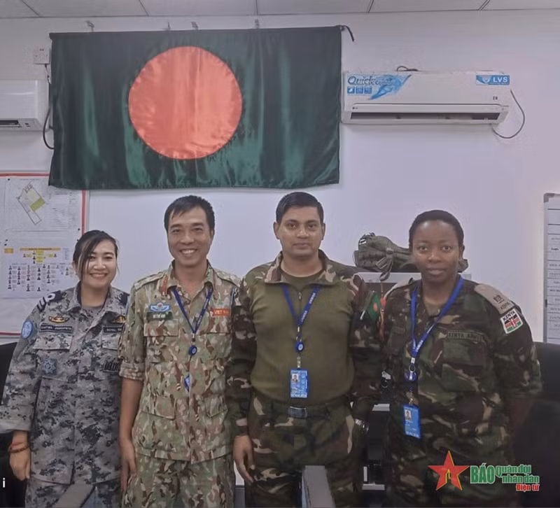 蓝色贝雷帽战士武世英少校（左二）和国际同事。