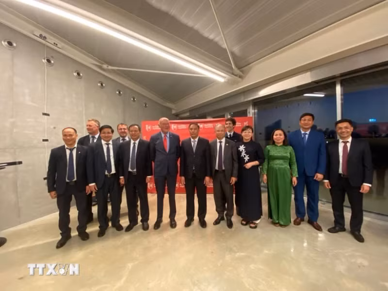由老街省委副书记黄江率领的老街省代表团与法国新阿基坦大区领导合影。