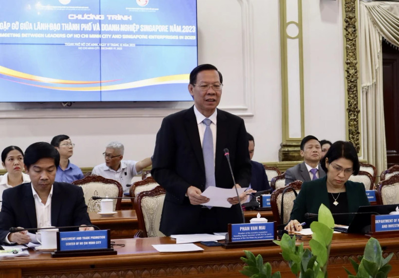 胡志明市人民委员会主席潘文买。