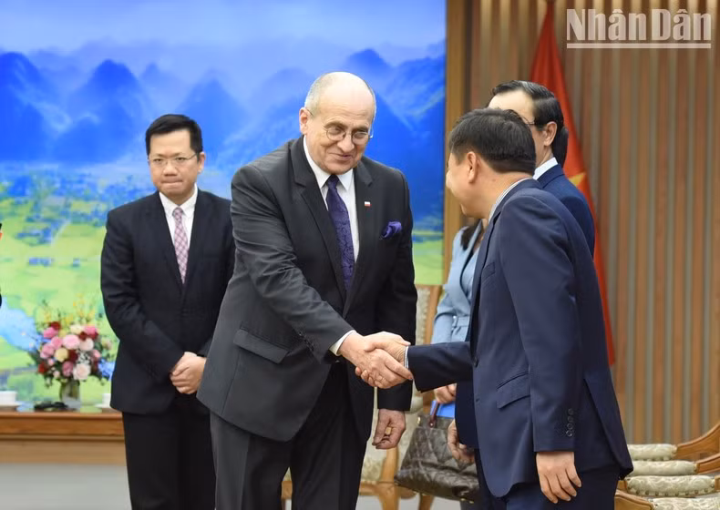 波兰外长兹比格涅夫·劳与越南政府各部委领导人。