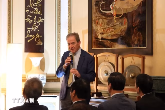 比利时法兰德斯旅游局(VISITFLANDERS)代表皮特·斯蒂尔发表讲话。