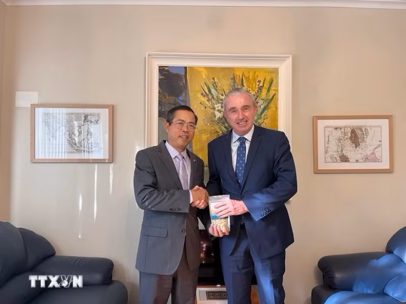越南驻澳大利亚大使范雄心与澳大利负责贸易和旅游官员、众议院反对派议员凯文·霍根。