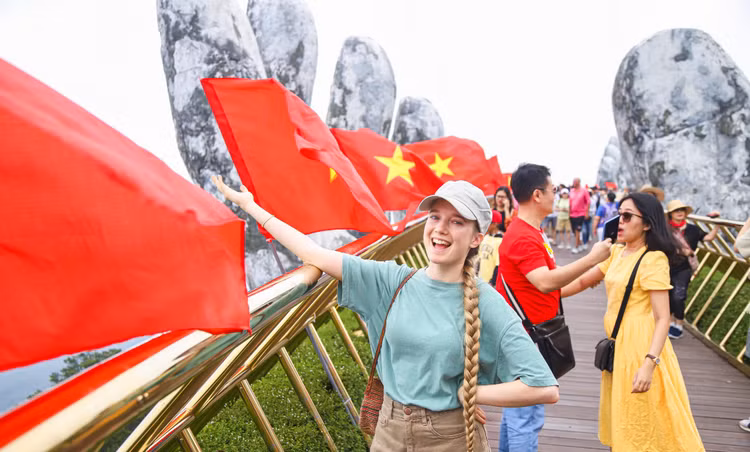 附图：2025年越南南方解放、国家统一日假期游客人数大幅增长。