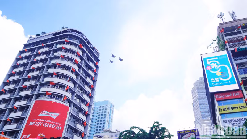 市民欣喜见证越南人民军空军战斗机在胡志明市上空进行紧锣密鼓的飞行训练，为月底的庆典活动做最后准备。