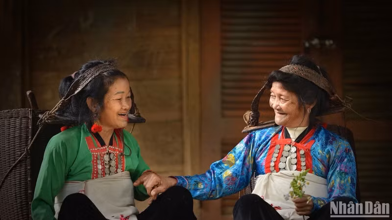 随着时间的推移，嘴巴周围的纹身逐渐褪色。