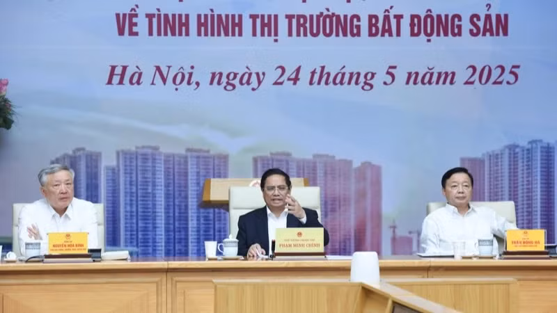 范明正总理在会上发表讲话。