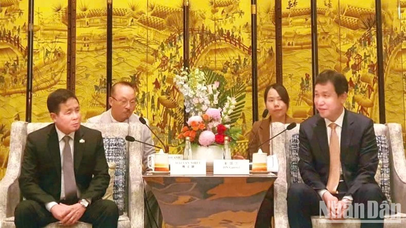 越南隆安省领导与中国辽宁省领导举行工作会谈。