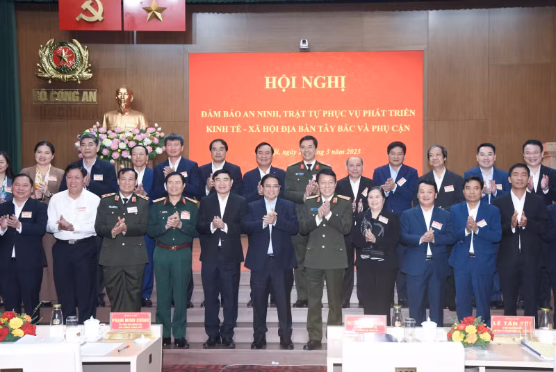 范明正总理同与会代表合影。