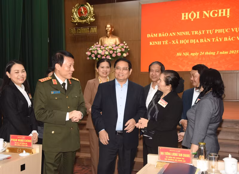 范明正总理同与会代表交流。