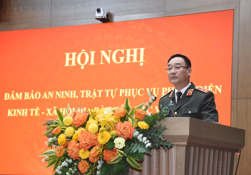 公安部副部长范世松在会议上发表讲话。