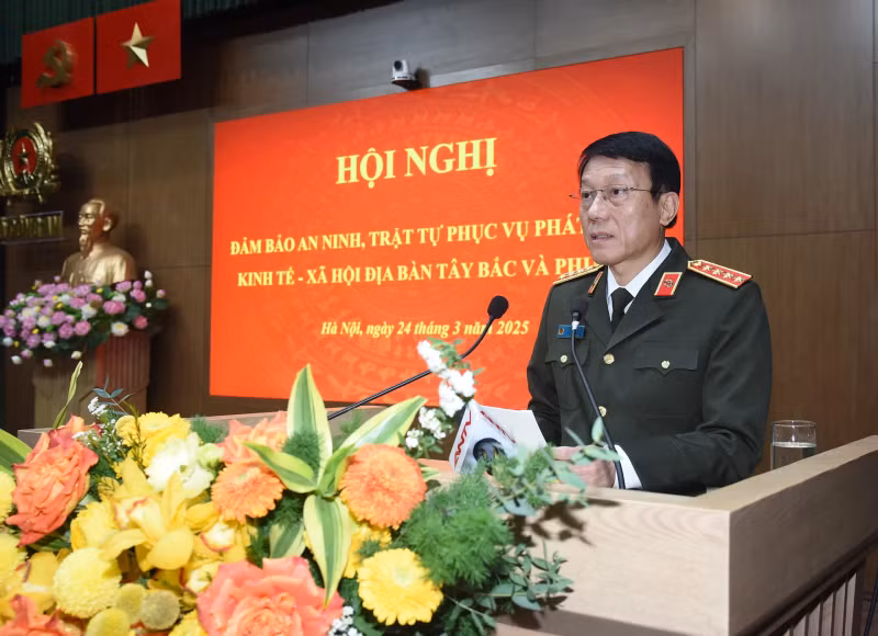 公安部长梁三光大将在会上发表讲话。