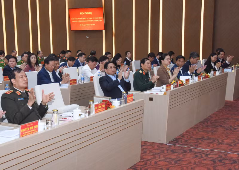 范明正总理与出席会议的代表们。