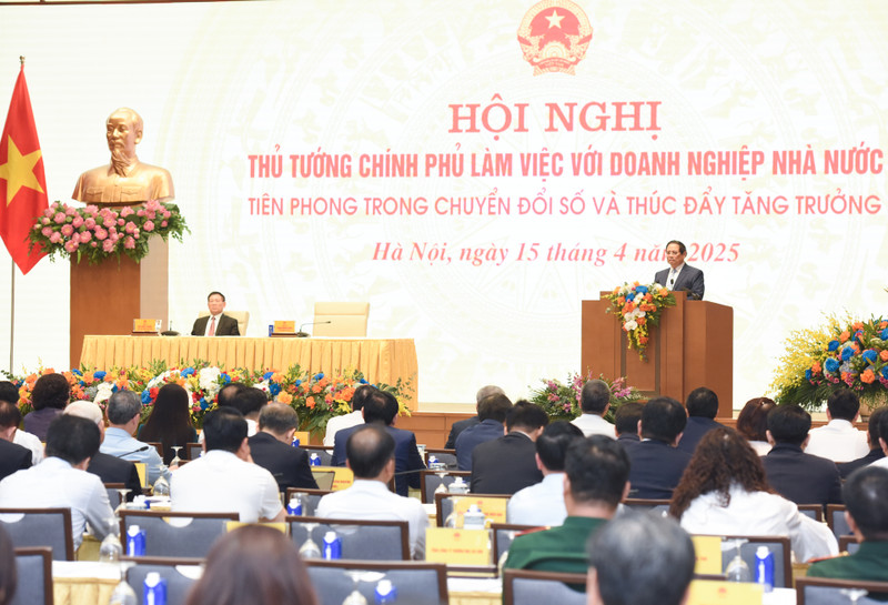 越南政府副总理胡德福，各中央部门和机构领导，各省市领导，协会代表，各行业和领域典型国企领导代表等与会。