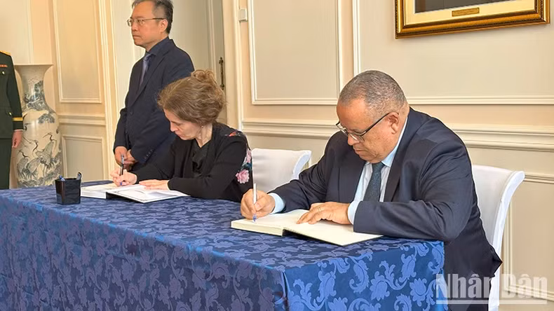 欧盟驻俄罗斯代表团代表在吊唁簿上题词。